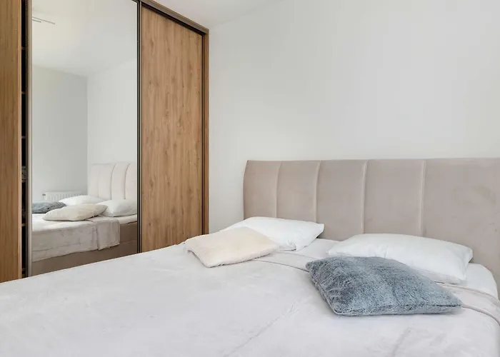 Bright Starowiejska With Parking By Renters *