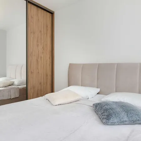 Bright Starowiejska With Parking By Renters *