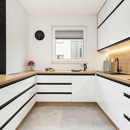 Bright Starowiejska With Parking By Renters Appartement