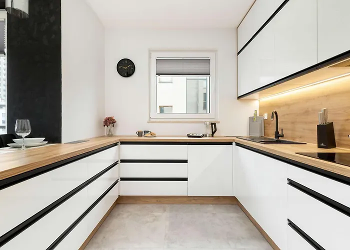 Bright Starowiejska With Parking By Renters 아파트